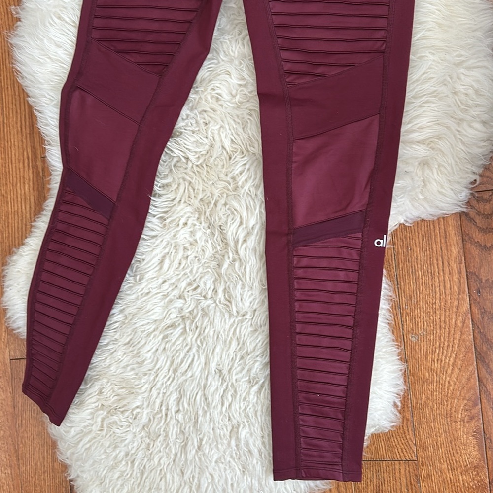 ALO Yoga Leggings - Picture 6 of 8
